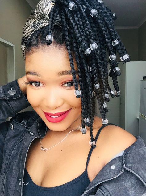 Short braids with clear beads Black hair :hair styles Braids With A Scarf, Style Short Braids, Braids With Clear Beads, Diy Ponytail, Hair Braid Designs, African Tops For Women, Bow Hair Tie, African Ladies, Long Bow