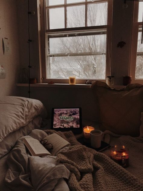 Vanity Aesthetic Bedroom, Fall Room Inspiration, Pink Room Aesthetic, Bedroom Style Ideas, Vanity Aesthetic, Cosy Aesthetic, Fall Room, Winter Bedroom, Aesthetic Bedroom Ideas