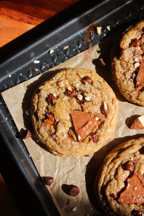 Toblerone Chocolate Chip Cookies - Taffey Bakery Toblerone Cookies, Condensed Milk Brownies, Taffey Bakery, Toblerone Chocolate, Strawberry Banana Bread, Gooey Cookies, Fudgy Brownie, Muffin Streusel, Oatmeal Chocolate