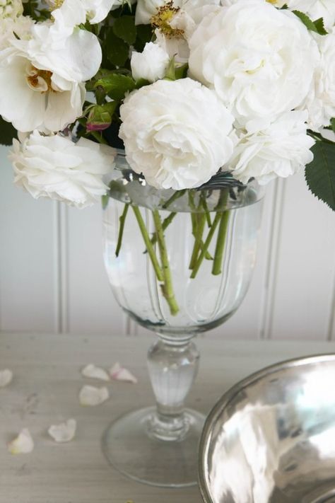 Photo Glass Vase Arrangements, Roses In A Vase, Big Vase, Bohol, Vase Arrangements, Clear Glass Vases, White Peonies, Deco Floral, Beautiful Blooms