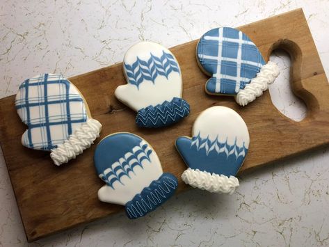 Mitten Cookies, Christmas Sugar Cookies Decorated, Cute Christmas Cookies, Royal Iced Cookies, Cookie Decorating Party, Sugar Cookie Royal Icing, Winter Cookie, Sugar Cookie Designs, Pretty Cookies