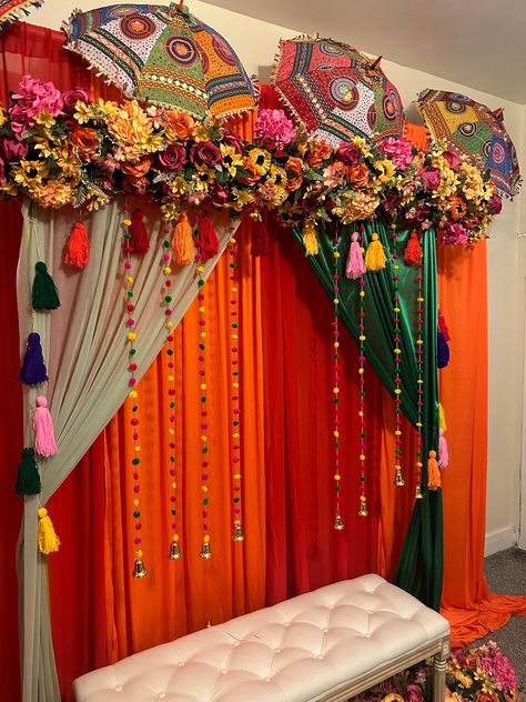 Intimate Haldi Decor At Home, Mehndi Backdrop Decor, Colourful Haldi Decor, Mehndi Function Decoration Ideas, Punjabi Wedding Decorations Home, Punjabi Wedding Backdrop, Mehndi Backdrop Stage Decorations, Shadi Decoration Indian Weddings, Home Mehndi Decor