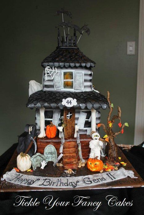 Haunted House Cake by Tickle Your Fancy Cakes Haunted Gingerbread House, Haunted House Cake, Halloween Gingerbread House, Halloween Torte, Bolo Minnie, House Cake, Fall Cakes, Halloween Cake, Novelty Cakes