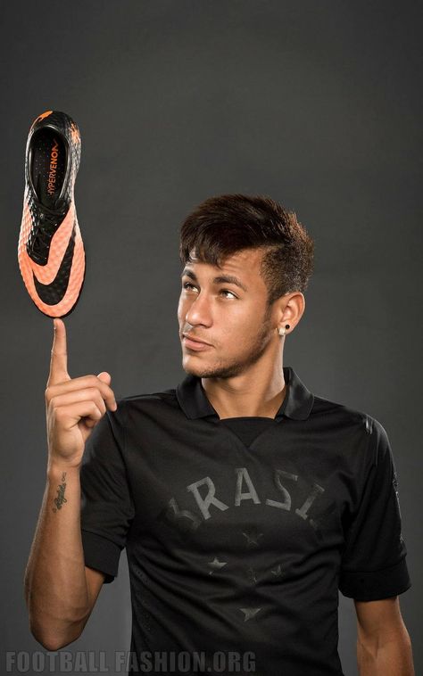 Neymar all black brazil jersey 2013 with the new nike hypervenoms! sodamnfine Neymar 2013, Brazil Soccer, Neymar Jr Wallpapers, Good Soccer Players, Soccer Boots, Soccer Life, Barcelona Fc, Soccer Stars, Nike Soccer