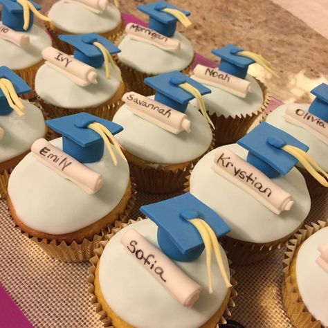 Kindergarten graduation cupcakes! Caps with tassels and diplomas! Custom :) Instagram: @cakecouturebyns #cakecouturebynicolesolano Year 6 Leavers Cupcakes, Kindergarten Cupcakes, Graduation Cake For Kindergarten, Preschool Graduation Cupcakes, Kindergarten Graduation Cupcakes, Hello 17 Birthday, Blue And White Graduation Cupcakes, Grad Treats, Graduation Snacks