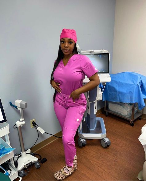 Black Nurses, Nurse Outfit Scrubs, Nursing School Inspiration, Medical Scrubs Fashion, Nursing Goals, Nursing Motivation, Nurse School, Stylish Scrubs, Medical Scrubs Outfit