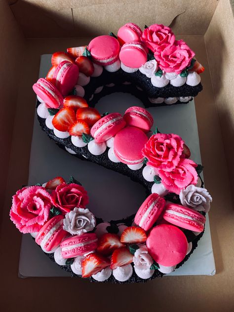 Letter Cake With Macarons, Macaron Letter Cake, S Letter Cake Design, Pink Letter Cake, S Letter Cake, Birthday Cake Letter, Orange Christmas Decor, Sunflower Birthday Cakes, Chanel Birthday Cake