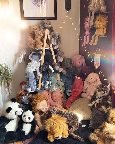 Plush On Bed Aesthetic, Stuffed Animal Collection Aesthetic, Jellycat Display Bedroom, Jellycat Storage, Plush Collection Display, Stuffed Animals Aesthetic Bedroom, Plushie Corner, Jellycat Display, Stuffed Animal Corner