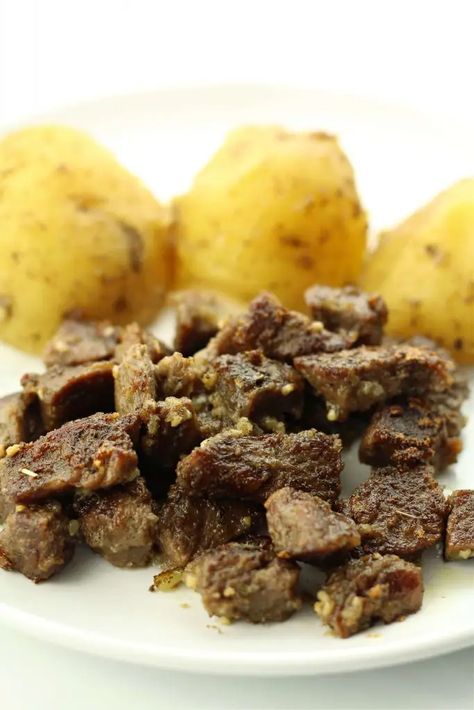 Instant Pot Garlic Butter Steak Bites - 365 Days of Slow Cooking and Pressure Cooking Garlic Butter Herb Steak Bites With Potatoes Instant Pot, Garlic Butter Steak Bites Instant Pot, Entre Recipes, Baked Smores, Garlic Butter Steak Bites, Butter Steak Bites, Round Steak Recipes, Ip Recipes, Butter Steak