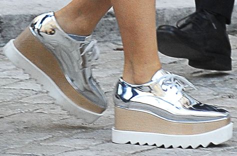 Salma wears the “Elyse” wedge sneakers in silver by Stella McCartney Silver Shoes Outfit, Platform Shoes Outfit, Stella Mccartney Shoes, Stella Mc, Oxford Platform, Shoes Outfit, American Woman, Salma Hayek, Silver Shoes