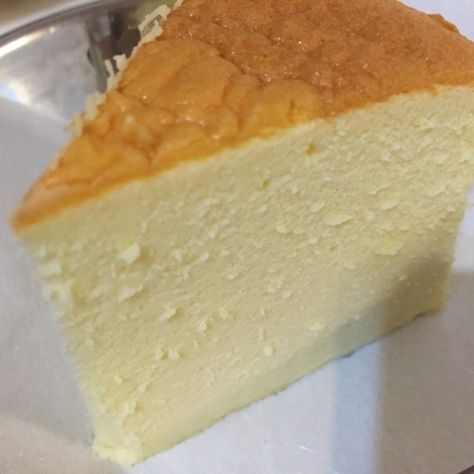 I love cheesecake that has been well-baked with a brown top. To me a no-crack cheesecake with a pale top taste raw. In order to prevent to c... Japanese Cotton Cheesecake, Cotton Cheesecake, Japanese Cake, Plain Cake, Japanese Cheesecake, Crepe Cake, Sponge Cake Recipes, Bake Cheesecake, Desserts Menu