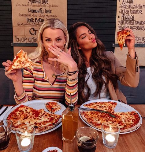 Pizza Girls, Bff Pics, Photos Bff, Eating Pizza, Best Friend Photography, Best Friend Photoshoot, Bff Photoshoot, Best Friends Shoot, Best Friends Aesthetic