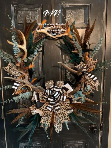 Deer Antler Crafts Wall Hangings, Elk Antler Decor Ideas, Western Crafts To Sell, Western Crafts Diy, Rope Wreaths, Door Rounds, Hunting Crafts, Western Wreaths, Grooms Table