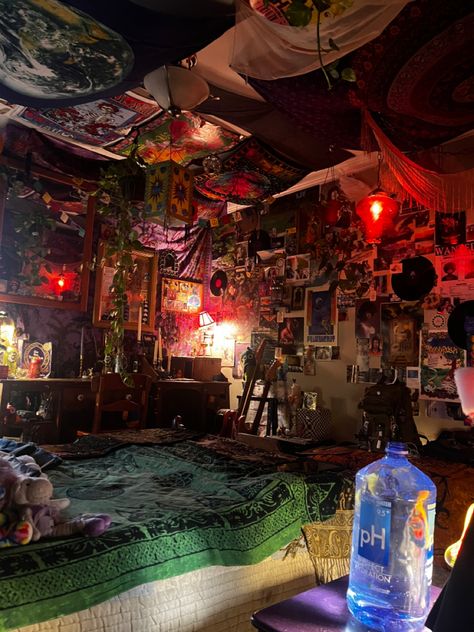 #whimisgoth Cryptid Bedroom Aesthetic, Chaotic Rooms Aesthetic, Boho Skater Bedroom, Decorated Ceilings Bedroom, Grunge House Interior Design, Unique Room Layout, Alternative Maximalist Decor, Grunge Trap House Aesthetic, Cute Things To Hang From Ceiling