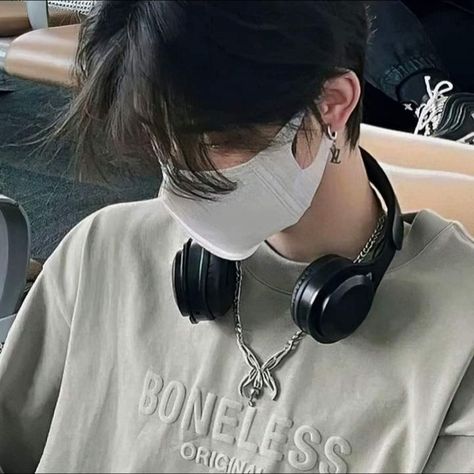 Kpop Idols Wearing Headphones, Earphones Aesthetic Boy, Gamer Headphones Aesthetic, Headphone Reference Around Neck, Headphone On Neck, Headphones Around Neck Reference, Headphones On Neck Reference, Wearing Headphones Drawing Reference, Headphone Reference