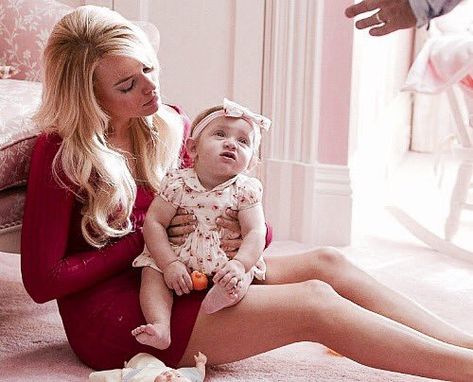 margot robbie with a baby in the wolf of wall street Margot Robbie Wolf, The Wolf Of Wall Street, Bandage Dress Herve Leger, Wolf Of Wall Street, Leo Dicaprio, The Wolf, Hollywood Celebrities, Margot Robbie, Wall Street