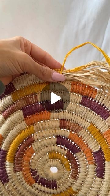 Coil Baskets Diy, Raffia Crafts Diy, Rafia Diy, Raffia Weaving, Placemats Diy, Yarn Baskets, Raffia Crafts, Haircut Guide, African Woven Basket