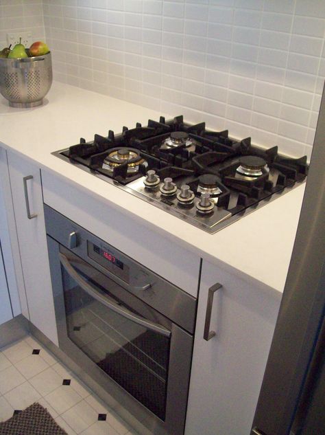 Gas cook top, underbench oven and pull out units either side for oils, etc Underbench Oven, Built In Gas Stove, Tile Splash Back, Gas Stove Top, Gas Oven, Stove Oven, Gas Cooktop, Electric Oven, Apartment Kitchen