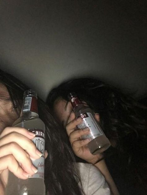 Rauch Fotografie, Alcohol Aesthetic, Best Friends Aesthetic, Cute Friend Pictures, Best Friend Photos, Bff Goals, Photos Tumblr, Bff Pictures, Best Friend Goals