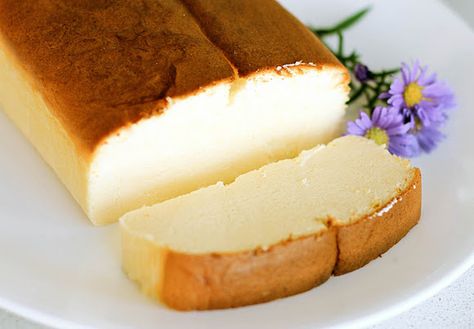 Japanese Cheesecake - looks like spongecake, tastes like cheesecake.  This one goes in the 'to do' file. Japanese Cakes, Cheesecake Ingredients, Kek Lapis, Resipi Kek, Japanese Cheesecake, Mapo Tofu, 3 Eggs, A Piece Of Cake, Think Food