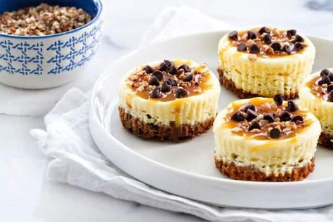 Turtle Cheesecake Cookie Cups are completely indulgent treats. And since they're bite-sized, have two, or three! Cheesecake Cookie Cups, Turtle Cheesecake Recipes, Cheesecake Cookie, Cookie Cups Recipe, Turtle Cheesecake, Cheesecake Cups, Cheesecake Cookies, Cookie Cups, Lemon Cheesecake