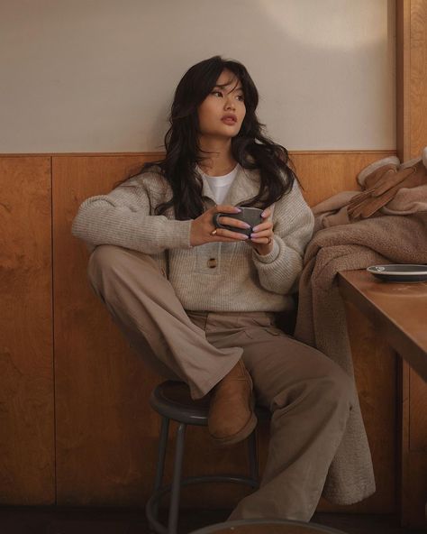 Cafe Shop Outfit, Coffee Shop Barista Outfit, Vintage Librarian Aesthetic, Coffee Shop Outfit Winter, Frazzled English Woman Aesthetic Outfits, Cute Movie Theater Outfits, Coffeeshop Outfit, Librarian Aesthetic Outfit, Coffee Shop Poses