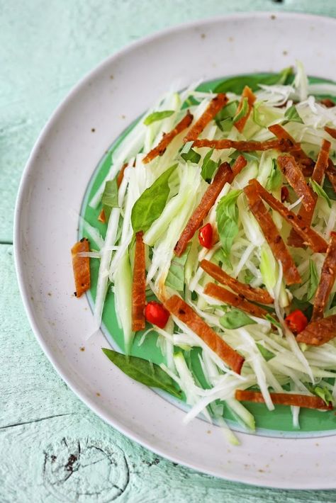 Beyond Sweet and Savory: Vietnamese papaya salad with beef jerky Green Papaya Recipes, Papaya Salad Recipe, Vietnamese New Year, Papaya Recipes, Vietnamese Street Food, Green Papaya Salad, Tried And True Recipes, Refreshing Snacks, Green Papaya