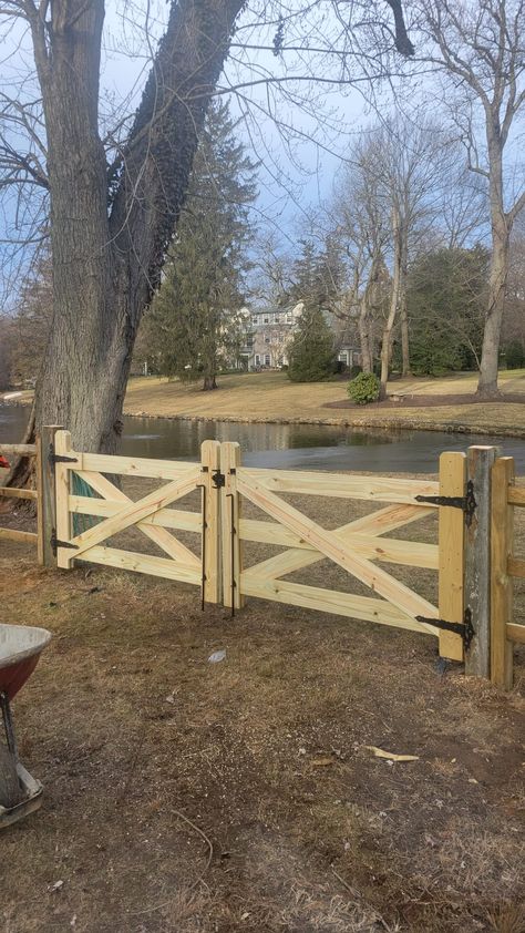 Modern Entrance Design, Farm Fence Gate, Farm Gates Entrance, Gates Metal, Driveway Entrance Landscaping, Gates Driveway, Wooden Garden Gate, Farm Entrance, Ranch Gates