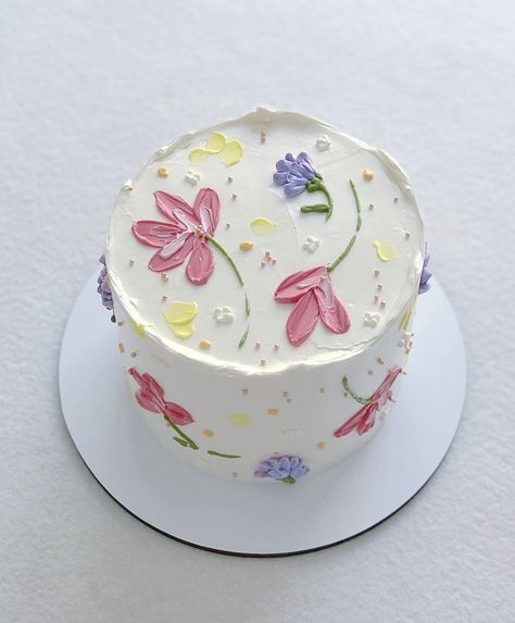 Simple Cake Decorating Flowers, Simple Pretty Cake Designs, Dainty Cake Designs, Mini Sweets Ideas, Pretty Bento Cake, 2d Cakes Design, Small Flower Cake, Simple Aesthetic Birthday Cakes, Easy Cake Decorating Ideas Birthdays