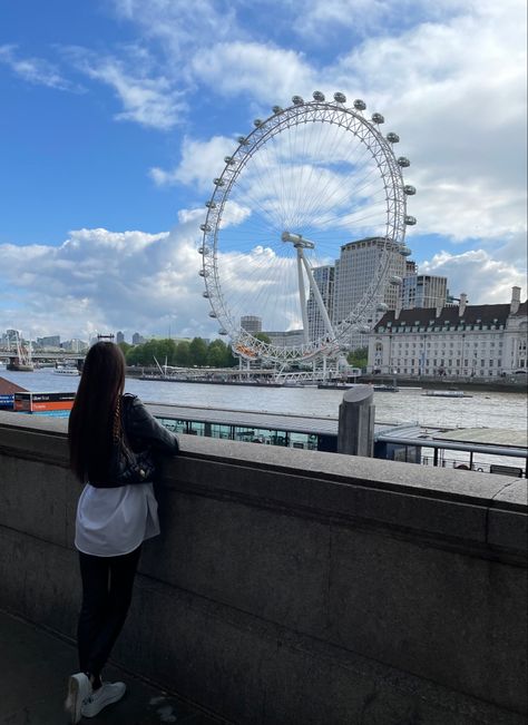 London Selfies Instagram, Traveling Aesthetic, London Dreams, Dps For Girls, Beautiful London, London Aesthetic, Best Romantic Song Lyrics, Maybe Someday, Anime Warrior