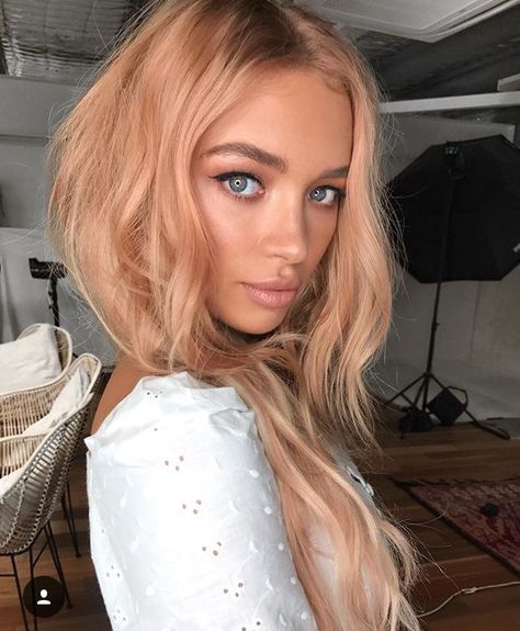 Jahodová Blond, Peachy Blonde, Peachy Hair Color, Peach Hair Colors, Cheveux Oranges, Strawberry Blonde Hair Color, Hair Blond, Peach Hair, Balayage Blonde