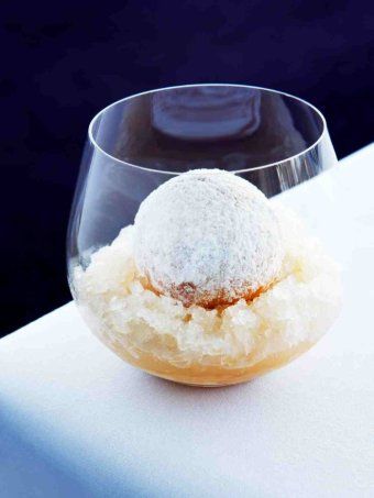 Recipe: Peter Gilmore's Snow Egg - RN First Bite - ABC Radio National (Australian Broadcasting Corporation) Snow Eggs Dessert, Peter Gilmore Recipes, Heston Blumenthal Food, Snow Dessert, Snow Food, Molecular Food, Masterchef Recipes, Loft Bar, No Egg Desserts