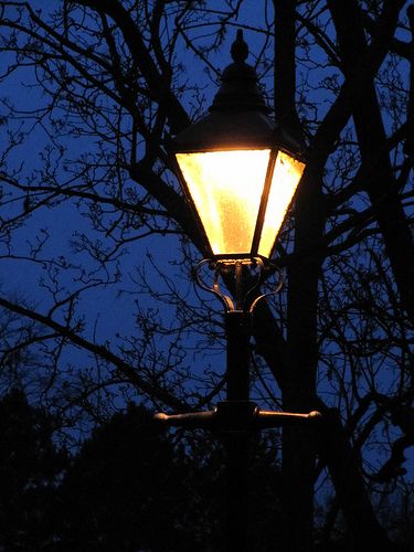 Victorian gas street lamp Street Lamp Aesthetic, Old Time Lamp Post, Vintage Street Light, Lamppost At Night Aesthetic, Victorian Home Ideas, Old Street Lamp, Lamp Tattoo, Victorian Street, Victorian Street Lamp