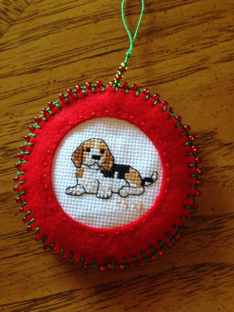 Beagle Christmas, Xmas Cross Stitch, Cross Stitch Christmas Ornaments, Pola Kristik, Cross Stitch Finishing, Mini Cross Stitch, Cross Stitch Cards, Crochet Cross, Cross Stitch Animals