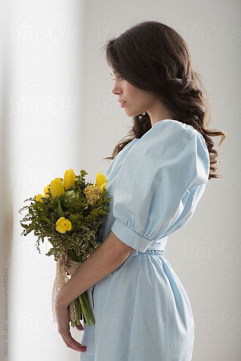 Portrait of happy young brunette woman holding a bouquet of yellow flowers. Flowers Bouquet Drawing, Spring Women Outfits, Bouquet Drawing, Spring Photoshoot, Flower Photoshoot, Drawing Flowers, Quality Over Quantity, Self Portrait Photography, Video Team