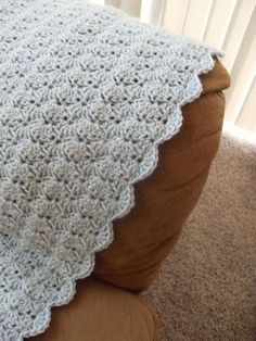 Easy blanket that is also pretty! Free crochet pattern. Boot Cuff, Poncho Crochet, Crochet Star, Crochet Afgans, Central Square, Crochet Blanket Afghan, Manta Crochet, Afghan Patterns, Stitch Crochet