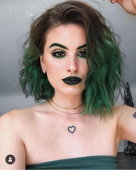 super cute brown to green ombre dyed hair @crankee_ on Instagram. we stan she suits it so welllllllll😍💚 Green Short Hair, Dyed Hair Ombre, Short Dyed Hair, Dyed Hair Blue, Dyed Hair Pastel, Dyed Hair Purple, Pink Hair Dye, Short Ombre Hair, Brown Hair Dye