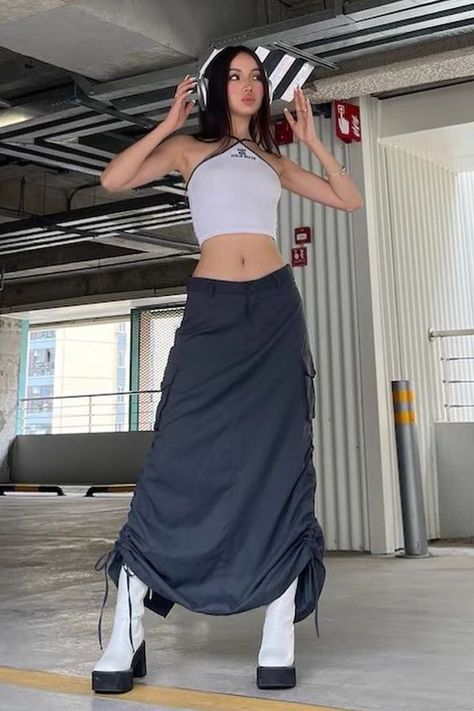 Long Skirt Outfits For Summer Y2k, Outfits With Long Cargo Skirt, Y2k Cargo Skirt Outfit, Cargo Skirts Women, Long Skirt Y2k Outfits, Y2k Streetwear Skirt, Y2k Long Skirt Outfit, Long Skirt Street Style, Hiphop Outfit Women Street Style