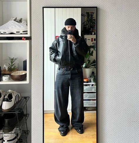 Indie Dark, Mens Streetwear Outfits, Baggy Outfit Ideas, New York Fashion Week Men, Fashion Baggy, Retro Room, Street Style Outfits Men, Street Fashion Men Streetwear, Mens Fashion Inspiration