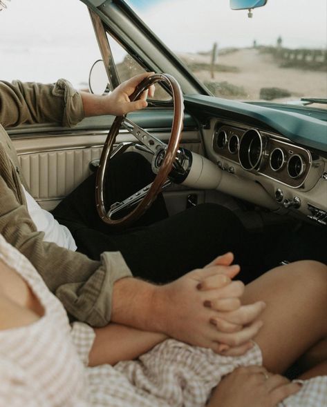 Couples Photoshoot Car, Jeep Engagement Photos, Car Pregnancy Announcement, Country Pregnancy Announcement, Cowboy Photoshoot, Photoshoot Car, Country Couple Pictures, Truck Pics, Couples Inspiration