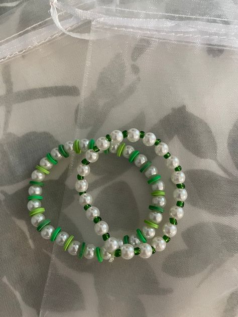 Aesthetic Green Clay Bead Bracelets, Dark Beaded Bracelets, Green Clay Bead Bracelet Ideas, Green Clay Bead Bracelet, Beaded Bracelets Green, Inspo Bracelets, Small Beads Bracelet, Beads Craft Kids, Seed Beads Bracelets