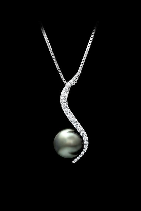 Kirra pendant features a Tahitian pearl suspended by a delicate curve of white gold studded with diamond pavé. Pearl Pendant Designs, Pendent Designs, Modern Diamond Jewelry, Golden Jewellery, Gold Necklace Pendant, Tahitian Pearl Pendant, Award Winning Jewelry, Designers Jewelry Collection, Blue Sapphire Pendant