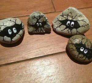 It’s dark in here!   Painted rocks w/hidden monsters. Rocks Decoration, Rock Painting Ideas For Beginners, Halloween Maquillaje, Decoracion Halloween, Easy Rock Painting Ideas, Easy Rock Painting, Garden Rock Art, Halloween Rocks, Painting Ideas For Beginners