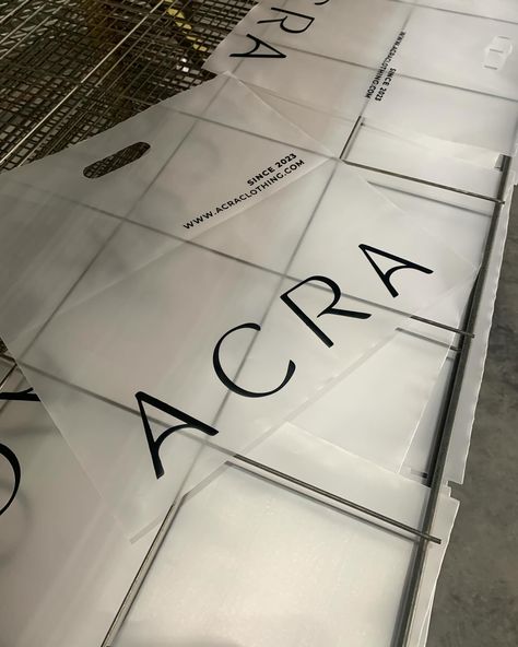 Queee 🤯🤯🤯💖 Amamos cuando vienen con ideas diferentes, no me canso de decirlo 😂💖 @acra.clothing nos pidió poner el logo lo más abajo posible, queda precioso 💖 ¿Que opinan? Multipack. #packaging #bolsaspersonalizadas #emprendedor #emprendimiento Packaging Ideas For Clothing, April 26, Branding, Packaging, On Instagram, Quick Saves