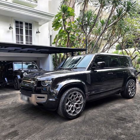 Land Rover Defender 2020 on Instagram: “Cool wheels and a cool neighbor in the back🖤 . . 📸from @autospot88” Range Rover Defender, Instagram Cool, Rich Lifestyle, Land Rover Defender, Dream Car, Toyota Land Cruiser, Range Rover, Land Cruiser, Luxury Brand