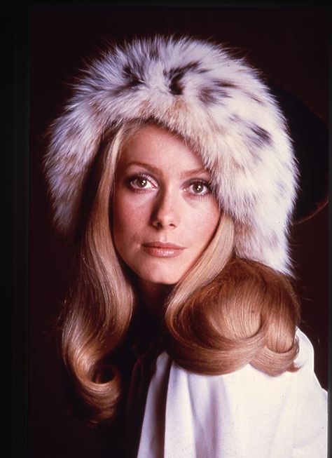 Catherine Deneuve Catherine Deneuve Style, Catherine Denueve, Photos Rares, Jeanne Moreau, French Cinema, French Beauty, Three Daughters, Catherine Deneuve, French Actress