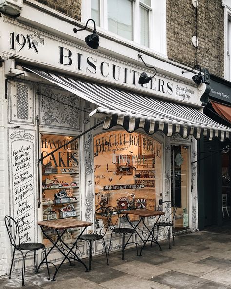 London Coffee Shop, Boutique Patisserie, Cafe Exterior, Café Design, Places In London, Coffee Shop Aesthetic, London Places, Shop Fronts, Cafe Interior Design