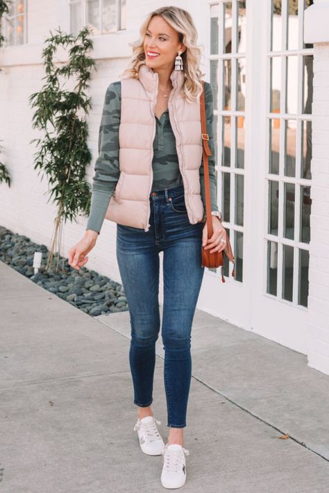 Outfits With Vest, Outfit With Vest, Fall Vest Outfits, Vest Outfit Women, Puffer Vest Outfit, Vest Outfits For Women, Puffer Vests, Puffer Style, Fall Vest