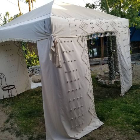 Boutique Tent Set Up, Decorate Pop Up Tent For Party, Ez Up Canopy Decorating Ideas, Vendor Canopy Booth Displays, Craft Tent Display Booth Ideas, Boho Craft Booth, Boho Pop Up Shop, Western Vendor Booth Ideas, Pop Up Tent Decorating Ideas