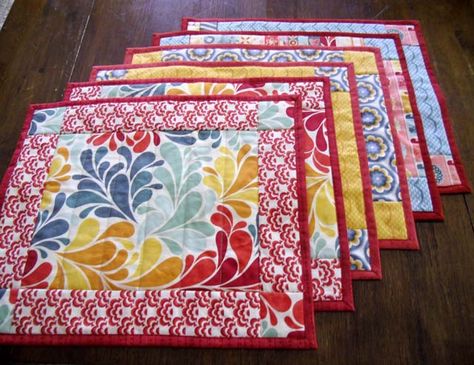 6 placemats on diagonal Quilted Placemat Patterns, Place Mats Quilted, Placemats Patterns, Quilts Ideas, Quilted Table Runners, Free Quilting, Mini Quilts, Mug Rug, Quilting Tutorials